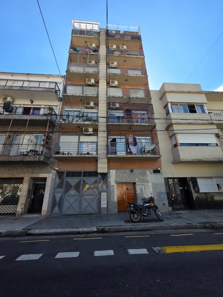 Excelente cochera cubierta y fija en edificio joven bajas expensas mts.Facultad
